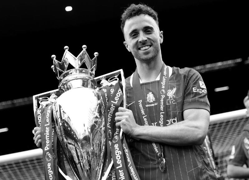 El delantero de Liverpool y campeón de la Premier League, Diogo Jota, perdió la vida junto a su hermano en un accidente automovilístico en Zamora, dejando un profundo dolor en el fútbol.
