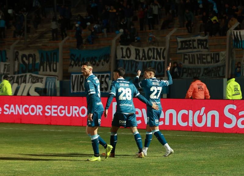 Adrián “Maravilla” Martínez, figura con un doblete, lideró la victoria de la Academia, aunque terminó expulsado.