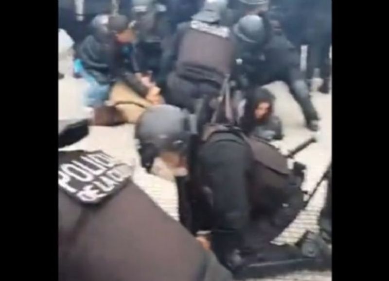 Murió un periodista por la represión de la Policía de CABA en el Obelisco