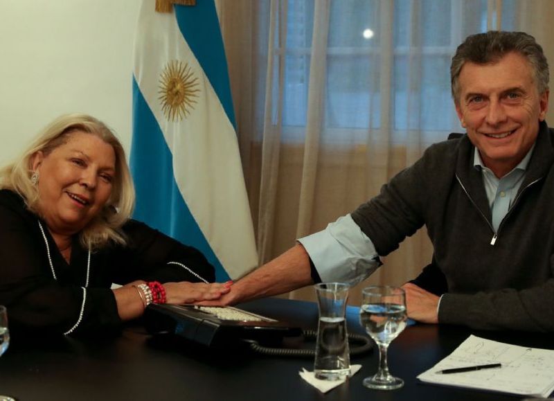 Elisa "Lilita" Carrió, líder de la Coalición Cívica, arremete contra Mauricio Macri, ex presidente de la Nación, al apoyar a un candidato diferente.