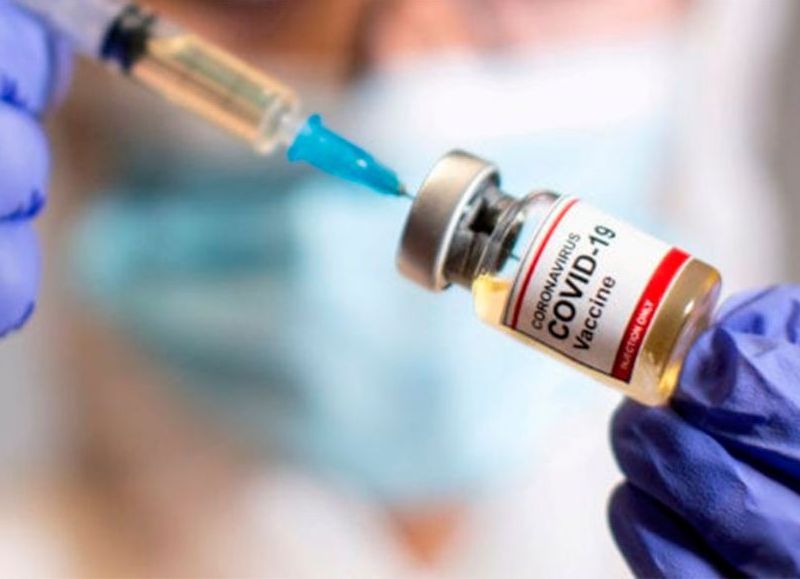 El médico y miembro de la Sociedad Argentina de Infectología, Javier Farina, resaltó este martes la importancia de la vacuna contra el coronavirus y dijo que frente a una nueva ola, generará que el "impacto sea menor".