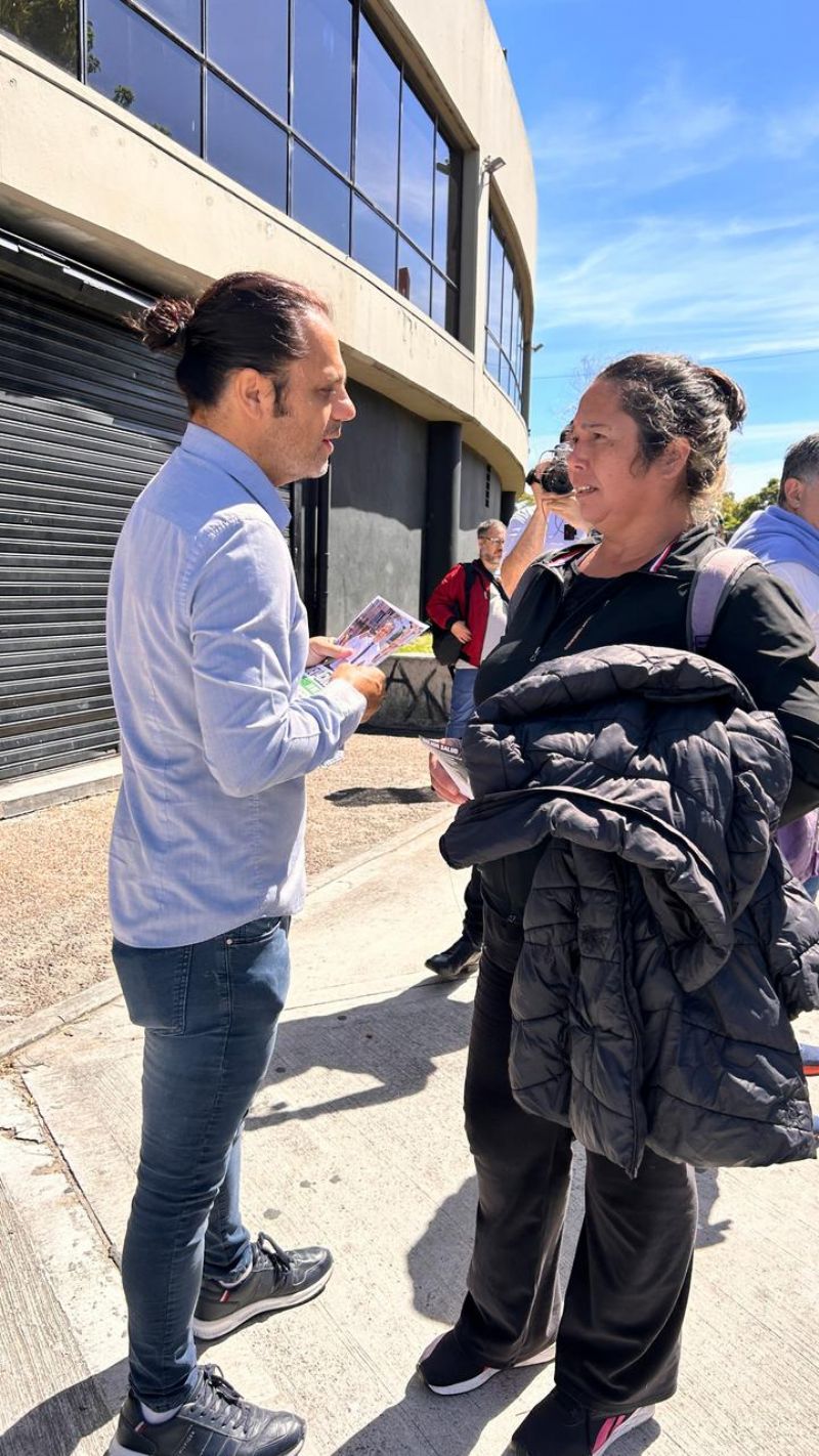 Marcelo Peretta dialogando con los vecinos porteños.