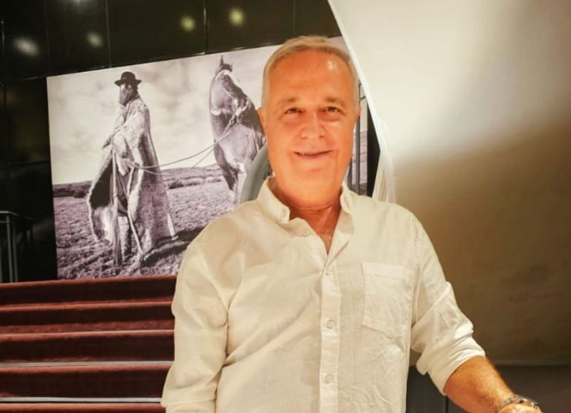 Gabriel Moss estrenó la canción romántica "Si tú me quieres amar" el 14 de febrero