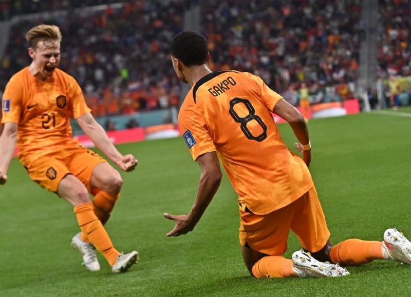 Con goles de Cody Gakpo y Frenkie de Jong, el combinado europeo superó por 2-0 al país organizador y se adueñó del Grupo A. Estados Unidos será su próximo rival.