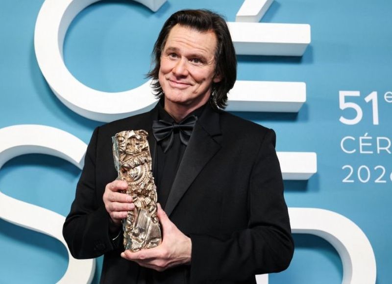Jim Carrey reaparece en los Premios César de París con imagen renovada y desata teorías sobre su transformación física