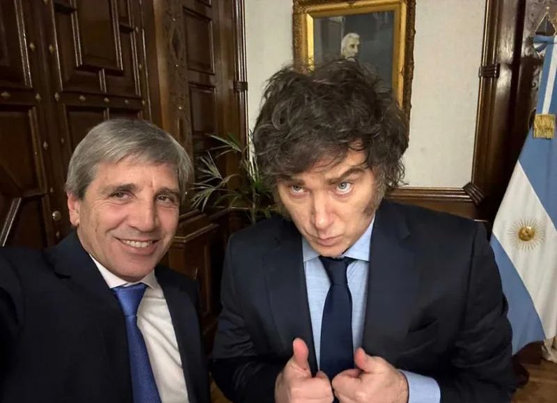 Milei y Caputo intervienen el mercado y rompen con la promesa de libre flotación