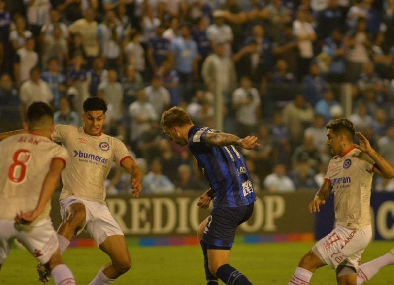 En un partido atrapante, el Bicho se impuso 2-1 en el Monumental José Fierro, con goles de Mac Allister y Ávalos. Menéndez convirtió para el Decano.