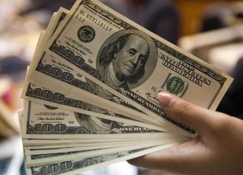 Mercados en caída y dólar en alza profundizan la desconfianza en Milei