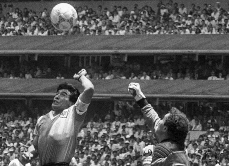 El polémico ex arquero inglés Peter Shilton reconoció este sábado que no usaría la camiseta de Diego Maradona.