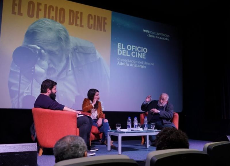 El reconocido cineasta Adolfo Aristarain presentó su libro "El oficio del cine" en un evento en el que repasó su carrera.