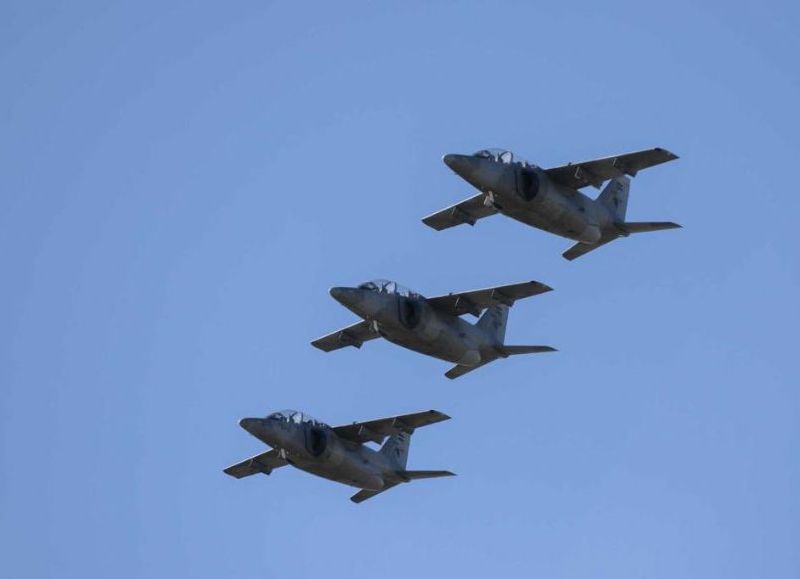 De uno en uno, los aviones de entrenamiento avanzado IA 63 Pampa III que durante los últimos dos años tuvieron asiento en la IV Brigada Aérea de Mendoza.