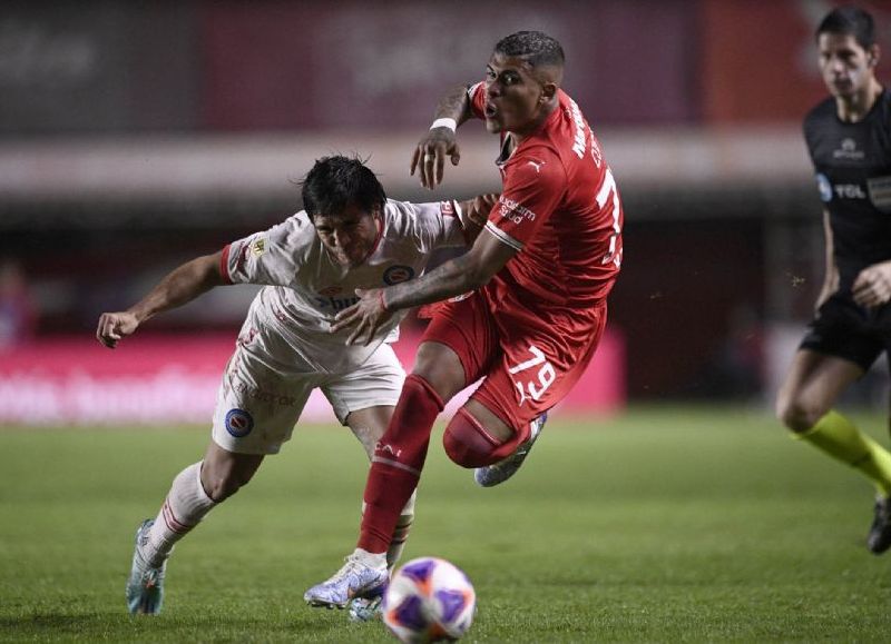 El Rojo lo ganaba con la figura de Rodrigo Rey, pero el equipo de Gabriel Milito aprovechó los errores defensivos del rival y lo igualó con cinco minutos de diferencia.