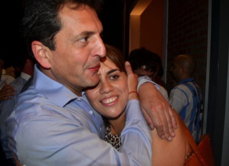 Leonor Granados abrazada a Sergio Massa.