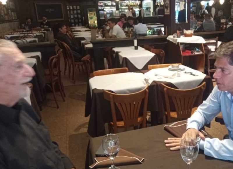 El dirigente radical Federico Storani y el gobernador bonaerense Axel Kicillof, reunidos.