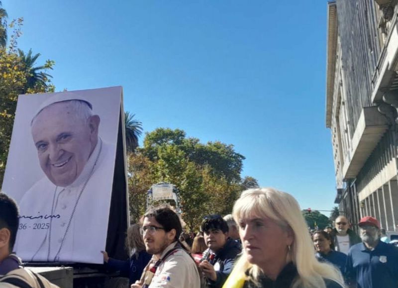 Mercedes Landa, conductora del espacio político Nuevo País, presente en el homenaje al difunto Papa Francisco I.