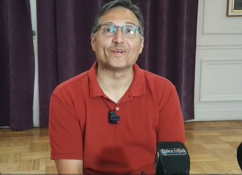 Juan Manuel Iglesias aparece acompañado por Federico Doello, quien no tiene designación formal.