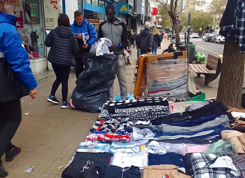 Personal municipal les entregó actas de comprobación y les informó tanto sobre las penalidades de la venta ilegal como acerca de las alternativas para mejorar su situación. Ya se notificaron a más de 130 personas.