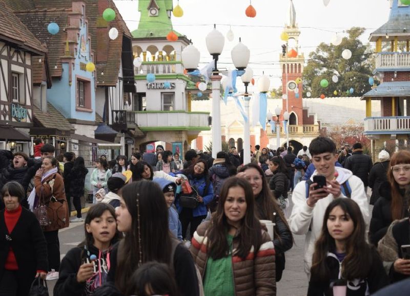Miles de turistas y visitantes se acercaron al predio de Gonnet para disfrutar de las actividades organizadas por la Municipalidad durante las vacaciones de invierno.



