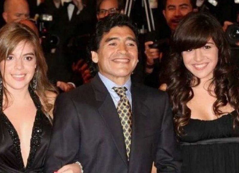 Diego Maradona junto a sus hijas, Dalma y Gianinna.