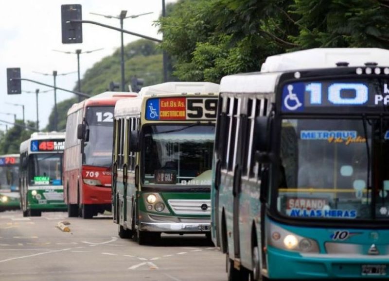Transporte en crisis: con Milei, menos colectivos, más demoras y boletos cada vez más caros