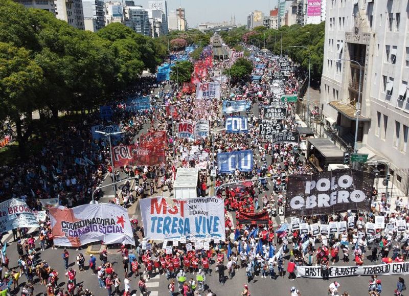 Sergio Massa ultima detalles para anunciar un bono social para personas en situación de indigencia, con el que busca contener políticamente los reclamos del kirchnerismo y las organizaciones sociales.