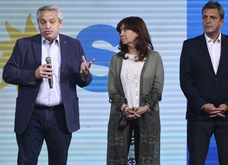 Alberto Fernández hablando ante la atenta mirada de Cristina Fernández de Kirchner.