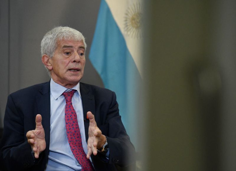 El ministro de Justicia, Mariano Cúneo Libarona, denuncia penalmente a los periodistas Darío Villarruel y Nancy Pazos, añadiendo más leña al fuego en la creciente tensión entre el gobierno y la prensa independiente.