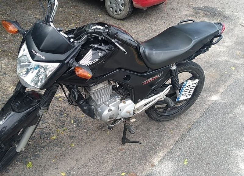 La policía de la provincia de Buenos Aires detuvo a dos sujetos por conducir una moto robada en City Bell. S